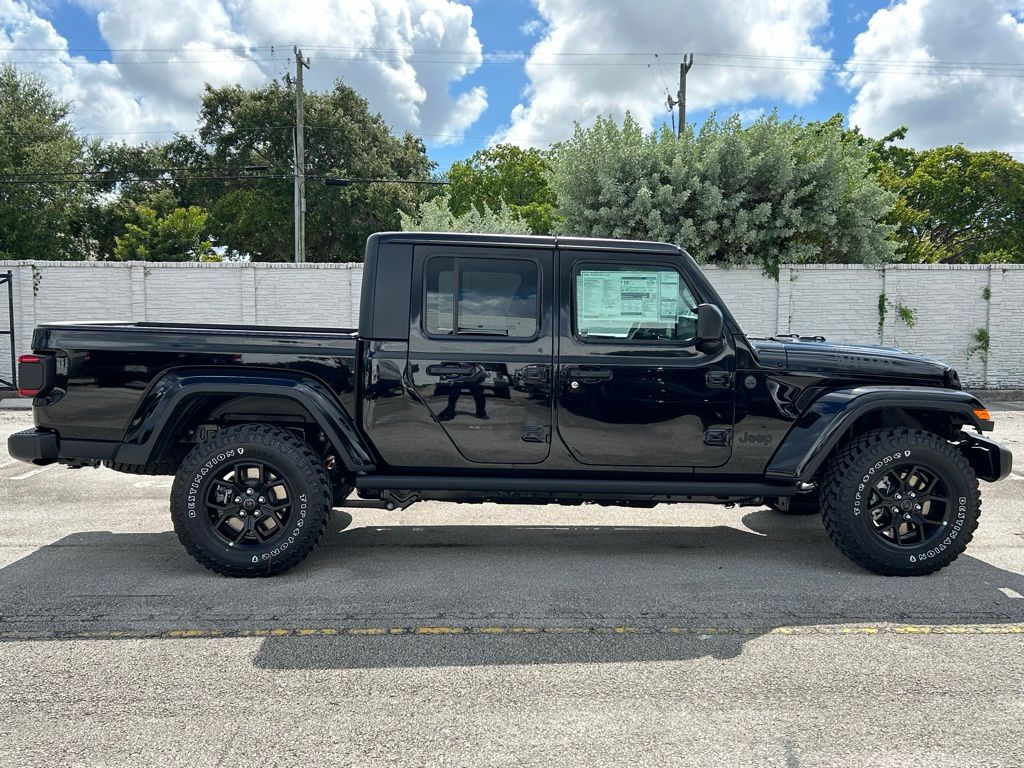 2025 Jeep Gladiator Willys photo 3