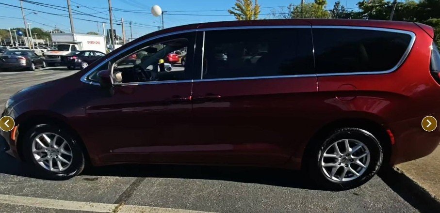 2023 Chrysler Voyager LX photo 2
