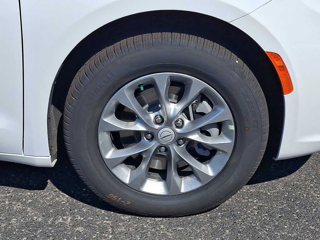2026 Chrysler Pacifica photo 8