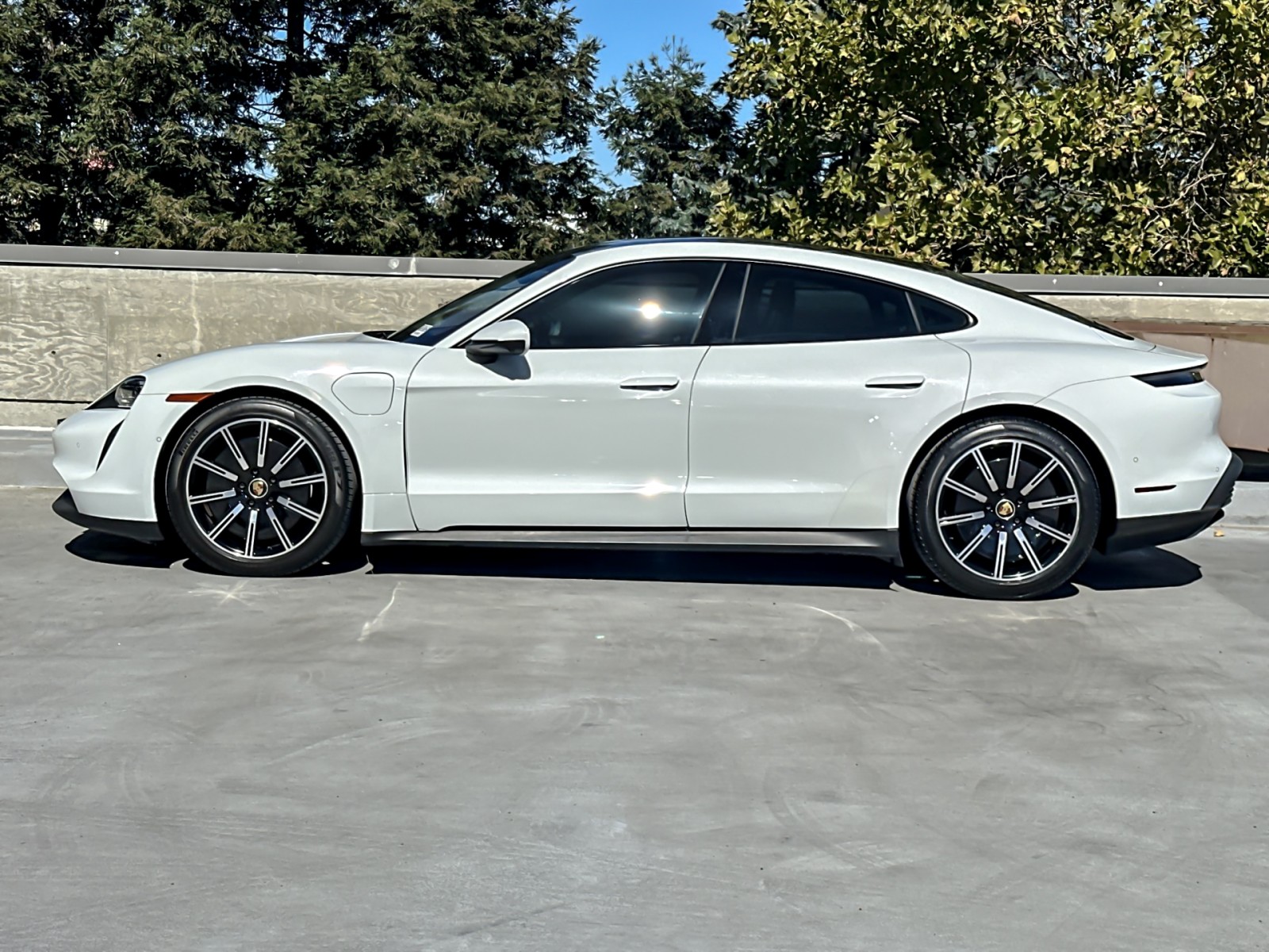 2023 Porsche Taycan photo 3