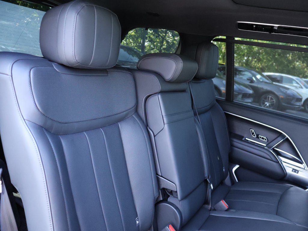 2025 Land Rover Range Rover SE photo 12