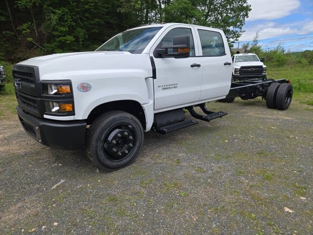 2024 Chevrolet Silverado 5500HD Work Truck photo 2