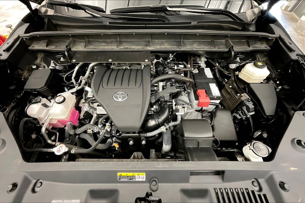 2024 Toyota Highlander LE photo 4
