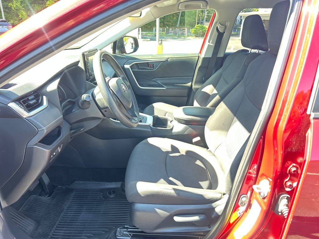 2022 Toyota RAV4 LE photo 17