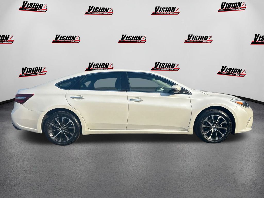 2018 Toyota Avalon XLE photo 2