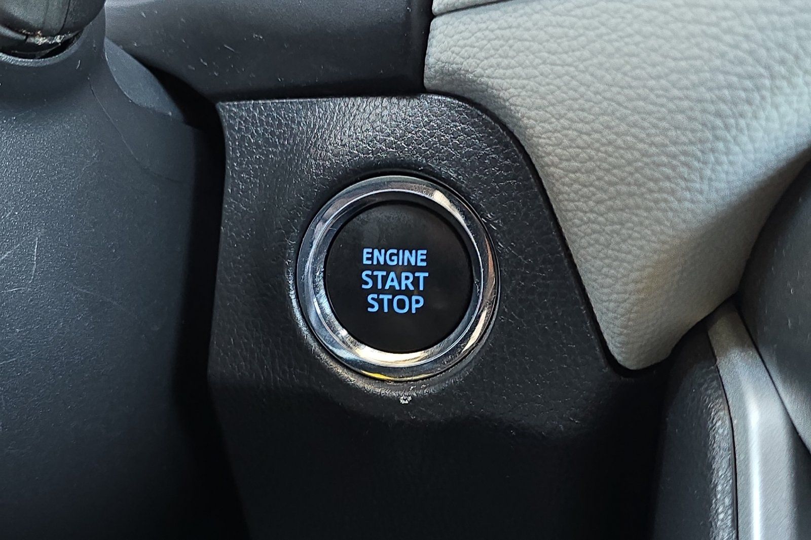 2021 Toyota RAV4 XLE photo 23