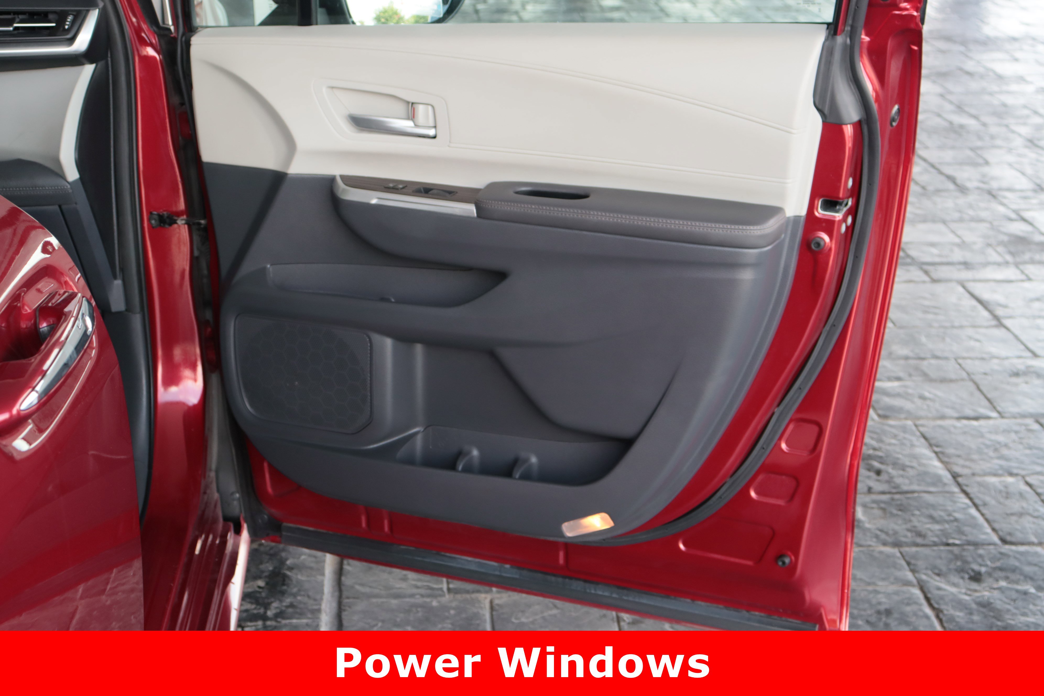 2023 Toyota Sienna XLE photo 34