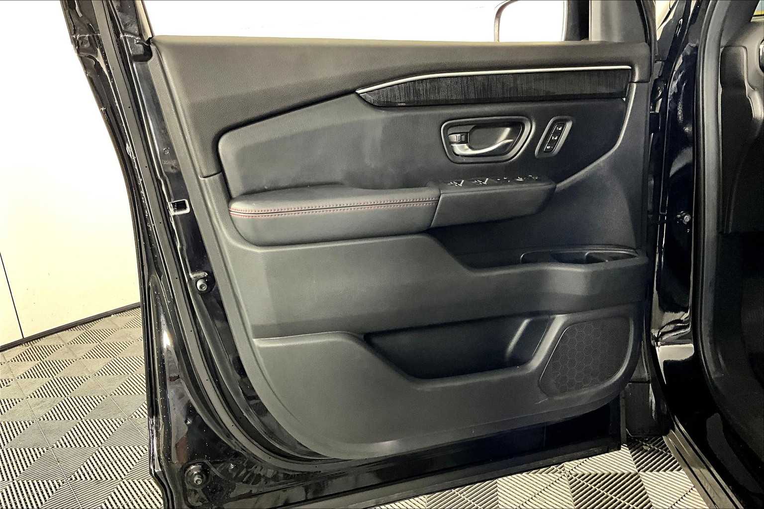 2025 Honda Pilot Black Edition photo 17