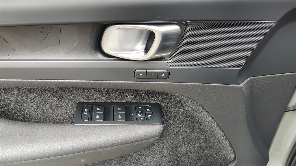 2023 Volvo C40 Recharge Plus photo 7