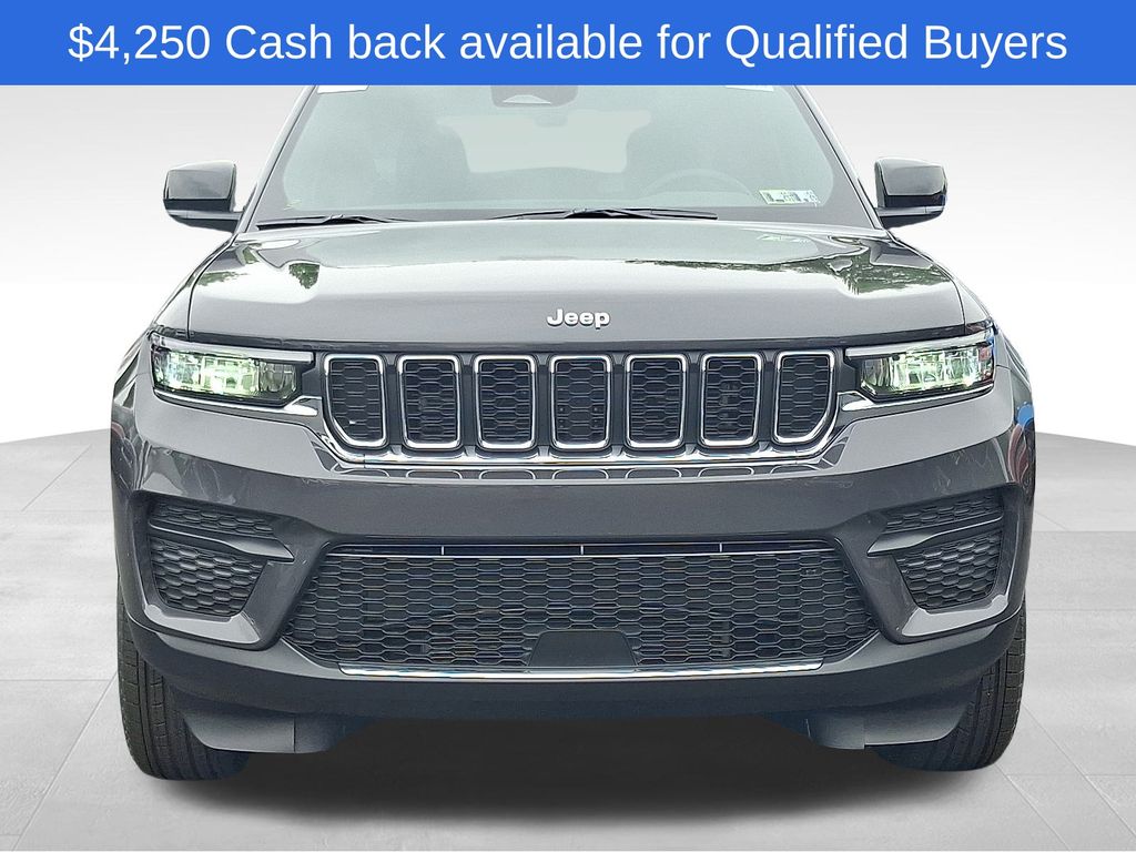 2025 Jeep Grand Cherokee Laredo photo 2