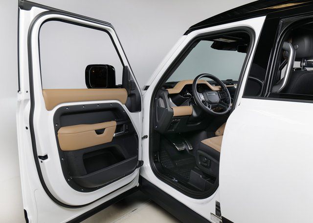 2025 Land Rover Defender 110 V8 photo 20