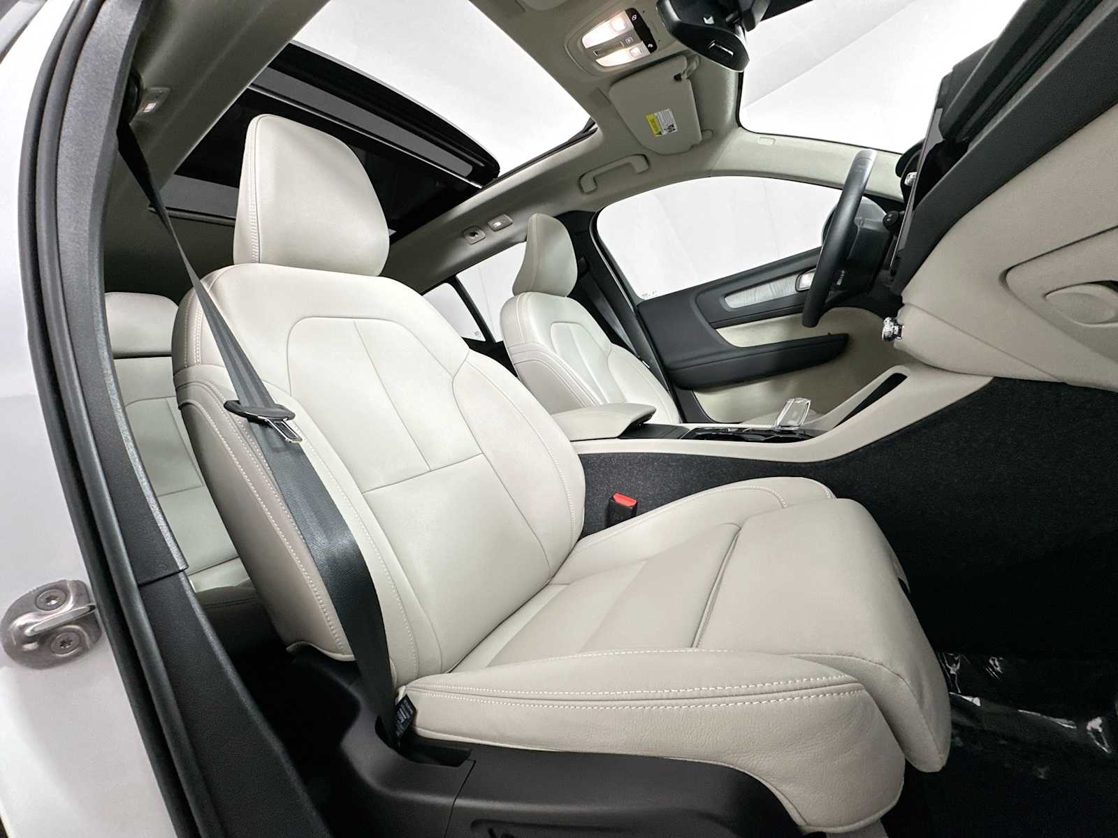 2025 Volvo XC40 AWD Plus photo 27