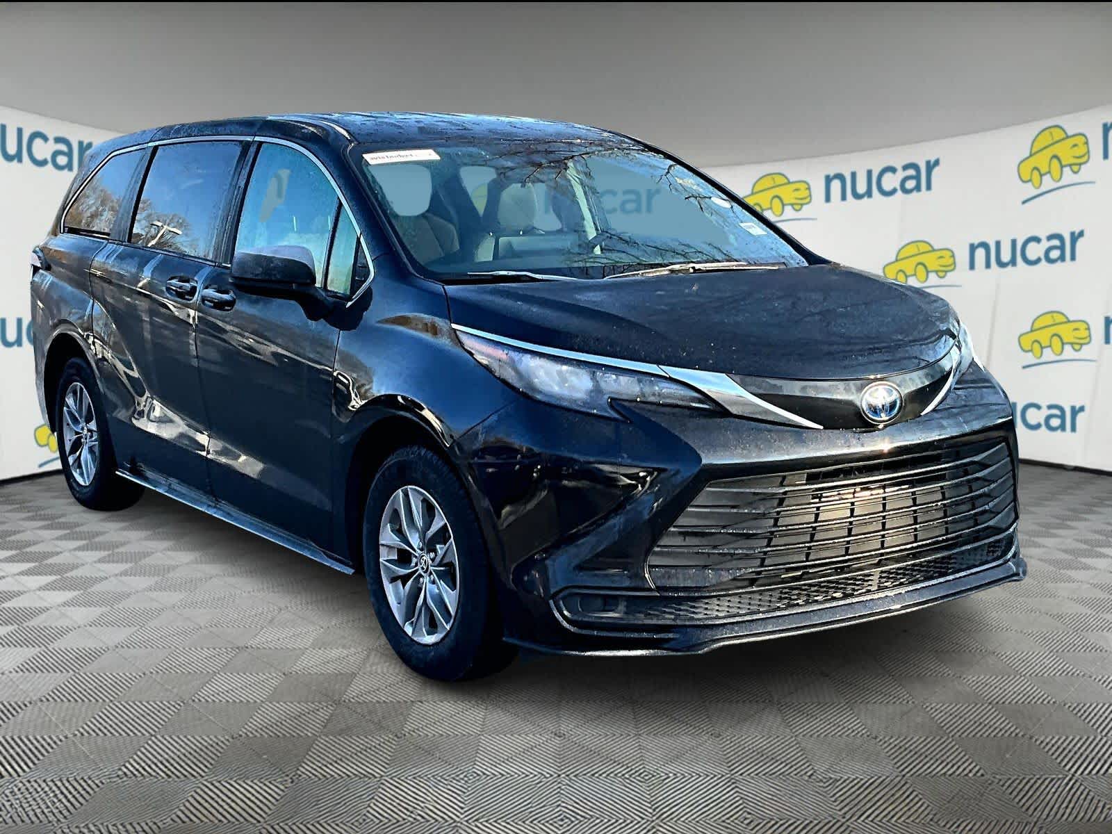 2024 Toyota Sienna LE's photo