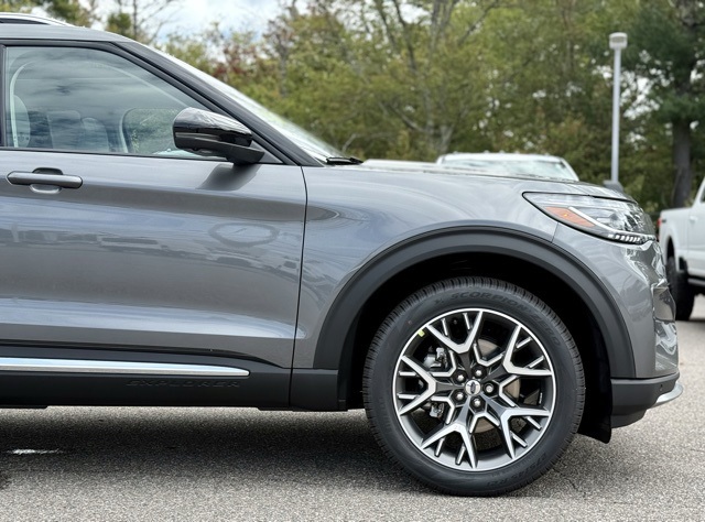 2025 Ford Explorer Platinum photo 2