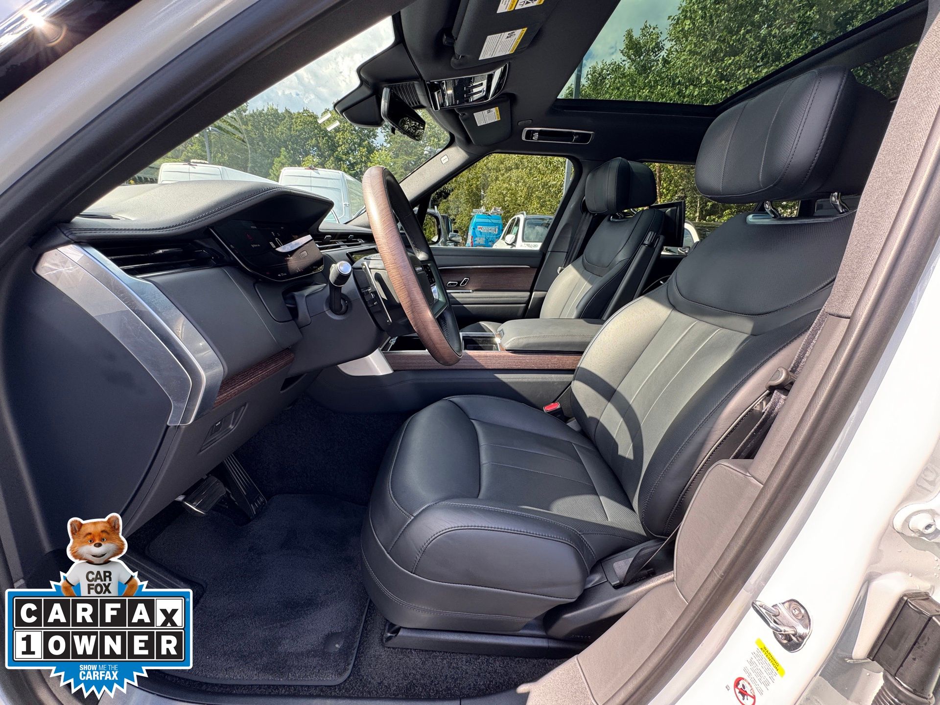 2025 Land Rover Range Rover Autobiography photo 3