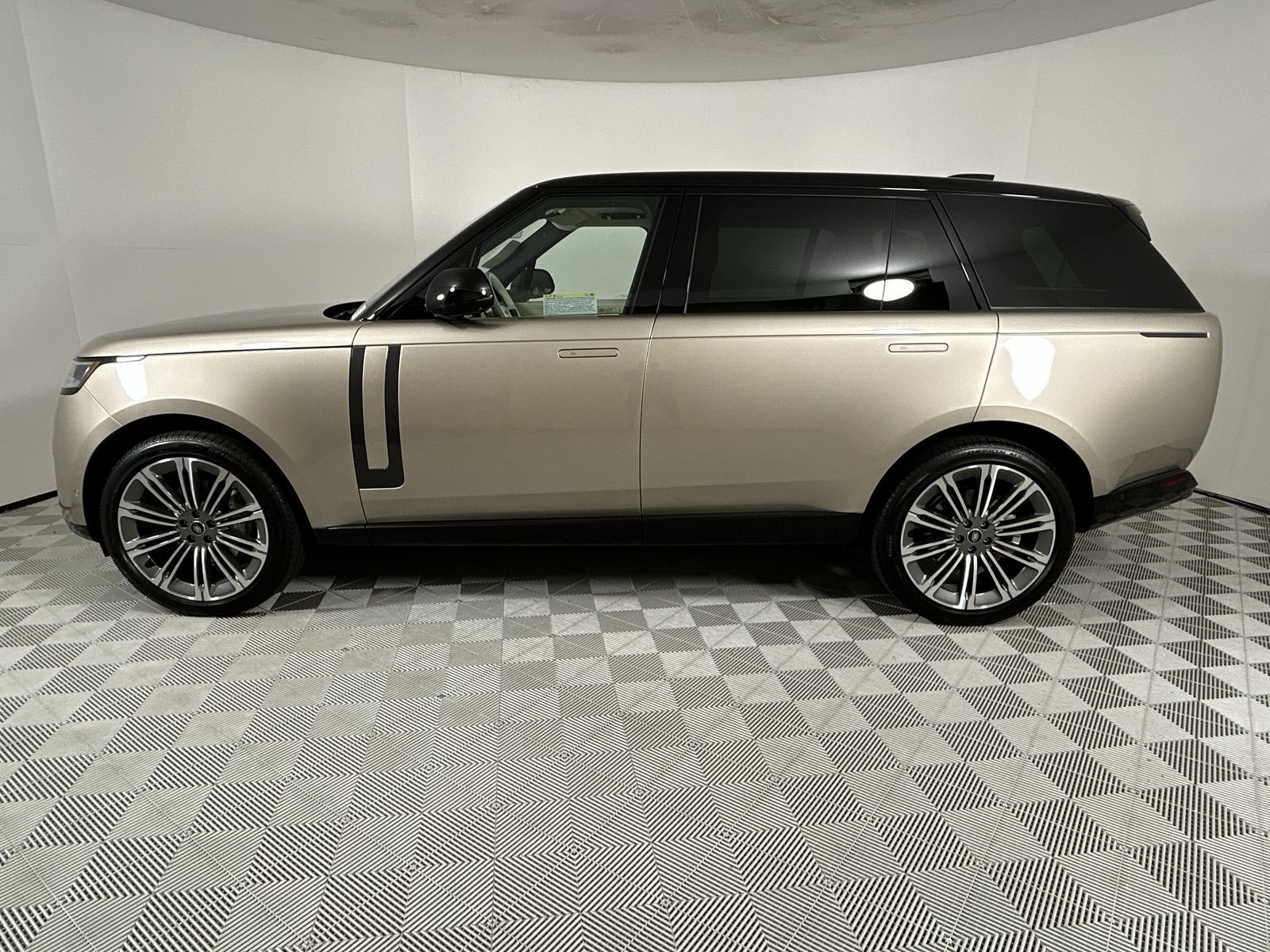 2025 Land Rover Range Rover SE photo 2