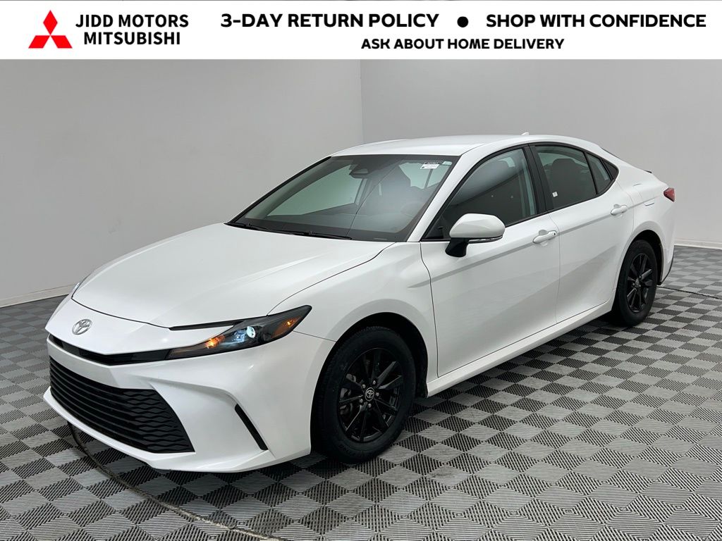 2025 Toyota Camry LE's photo