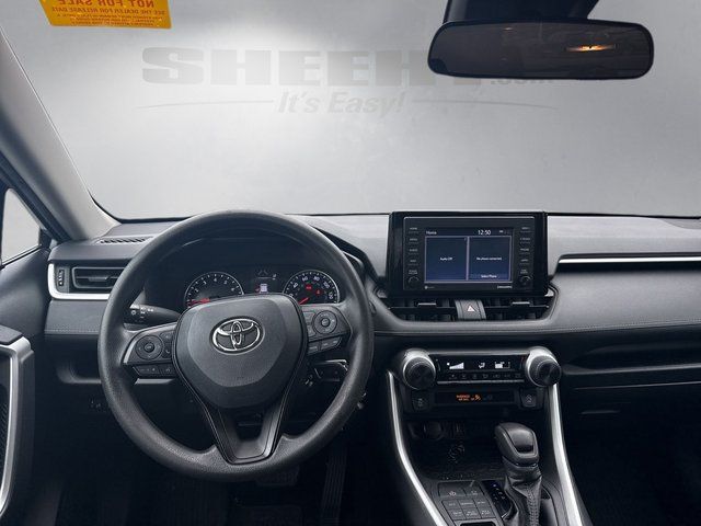 2021 Toyota RAV4 LE photo 3