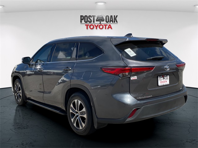 2021 Toyota Highlander XLE photo 2