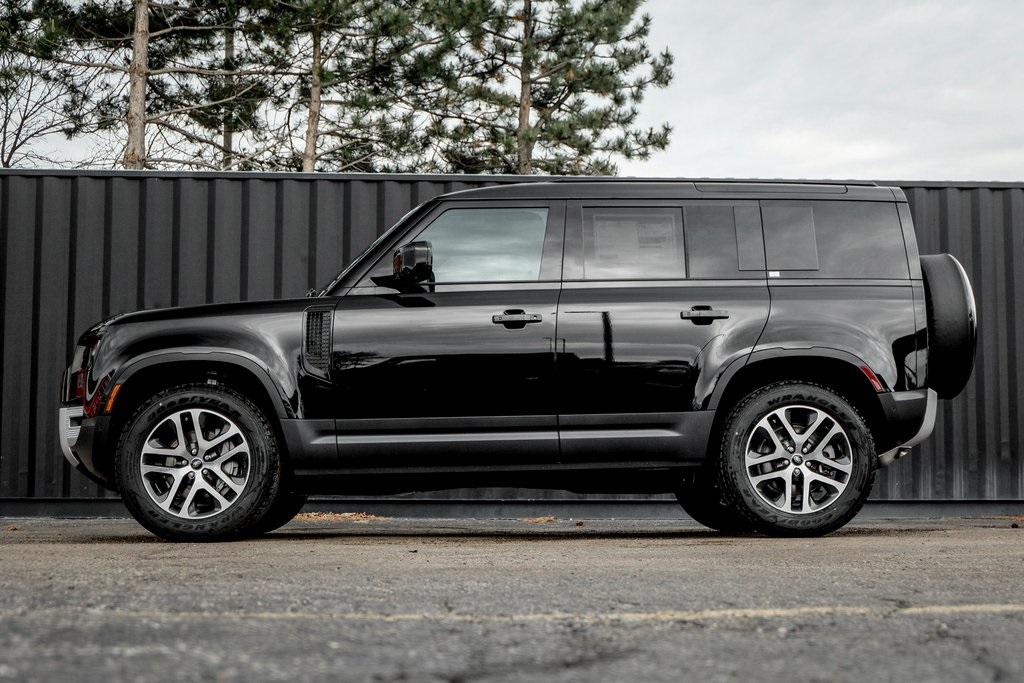 2025 Land Rover Defender 110 S photo 3