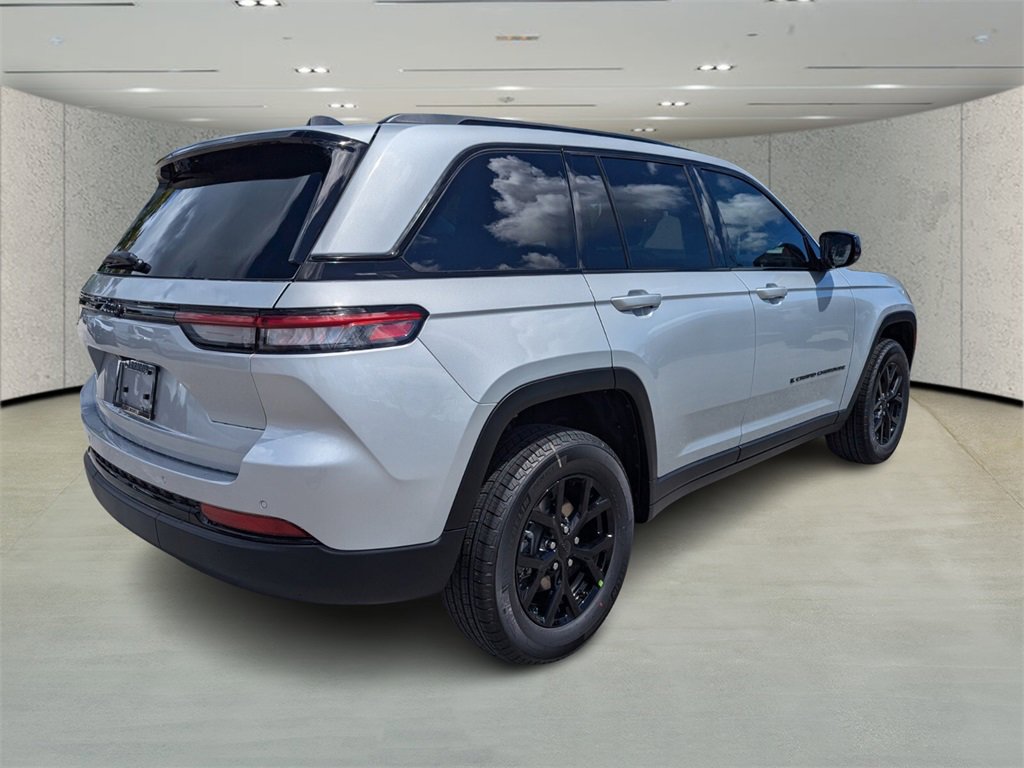 2025 Jeep Grand Cherokee Altitude photo 4