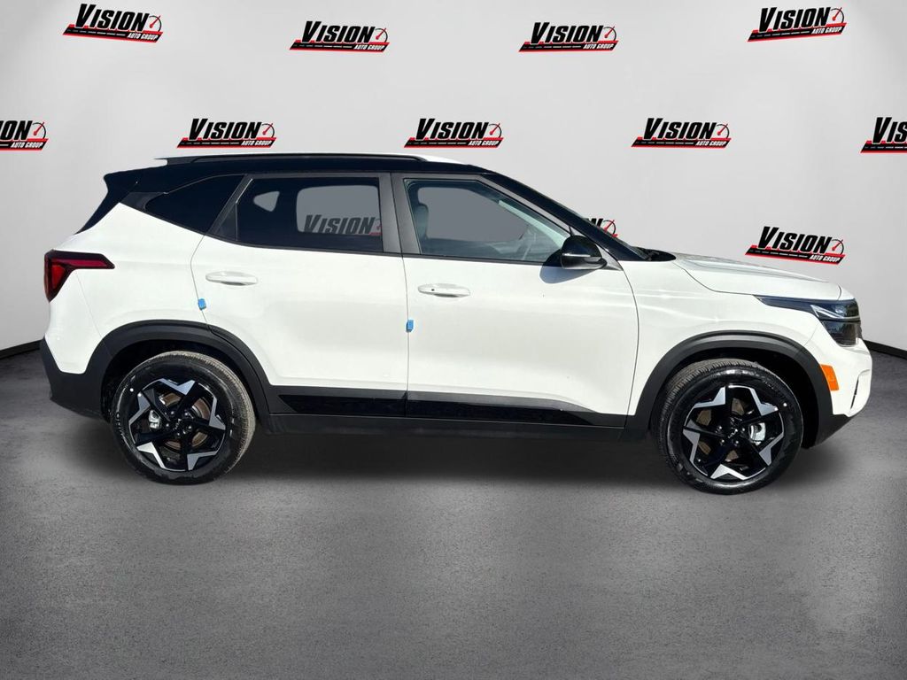 2025 Kia Seltos S photo 2