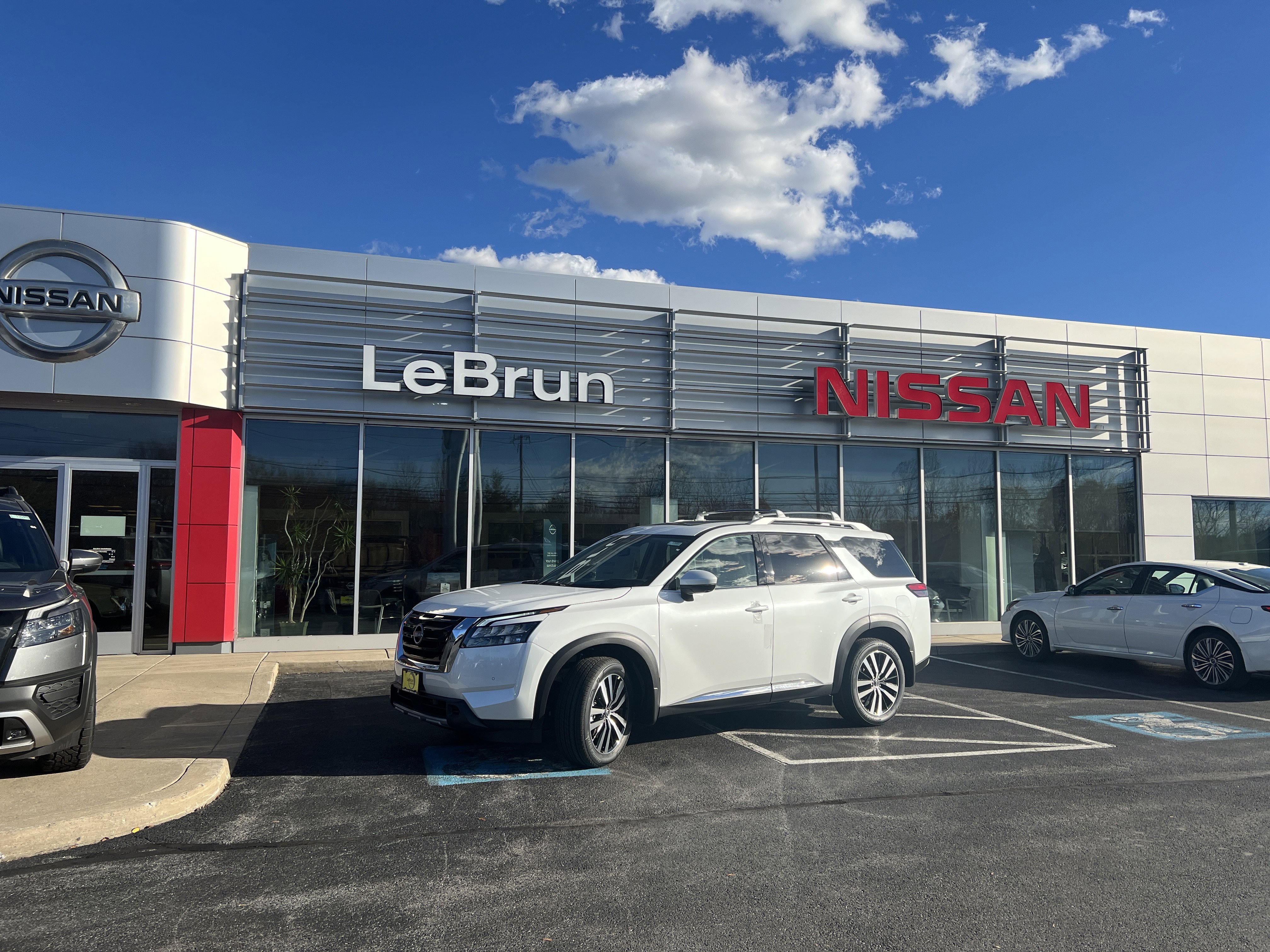 2025 Nissan Pathfinder Platinum's photo