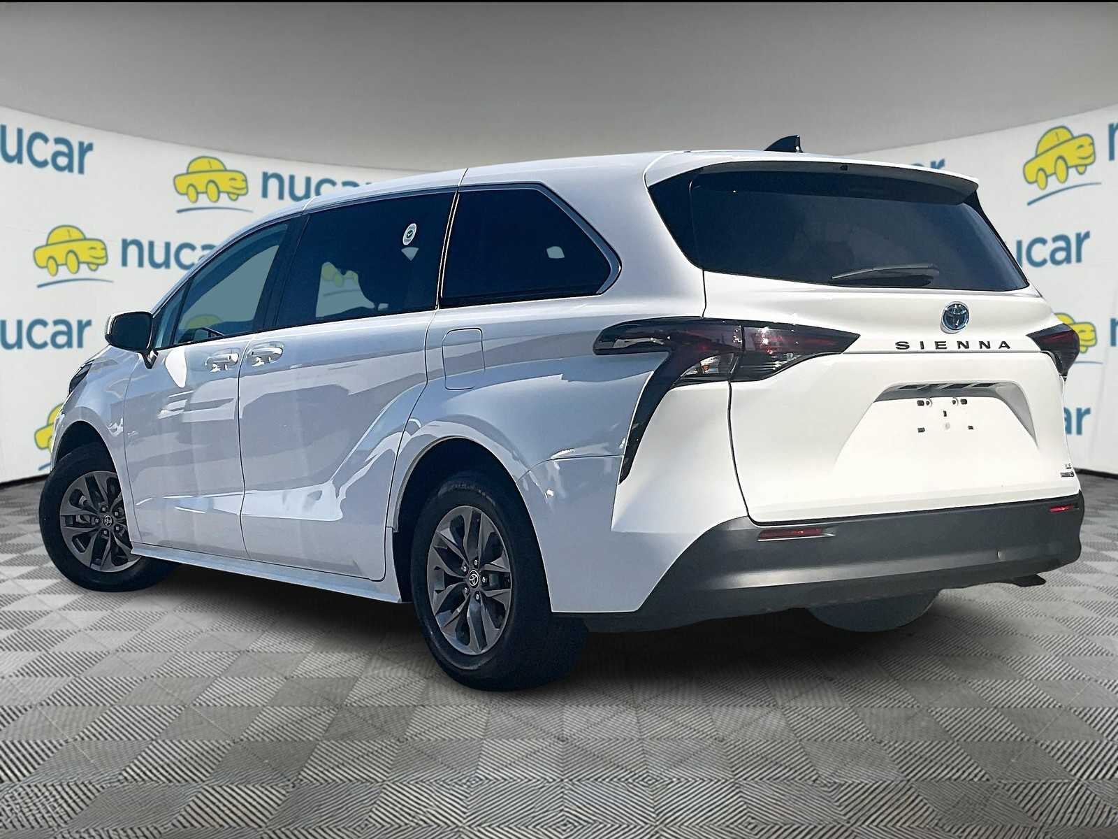 2024 Toyota Sienna LE photo 4