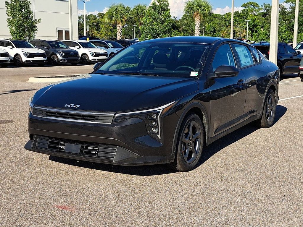 2025 Kia K4 LXS photo 2