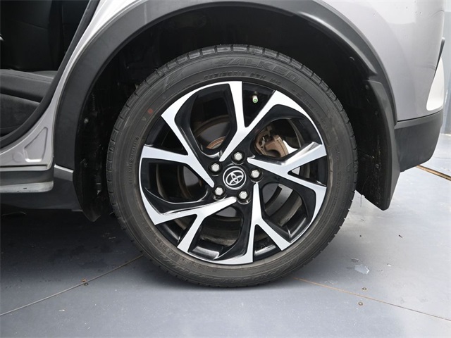 2018 Toyota C-HR XLE photo 11
