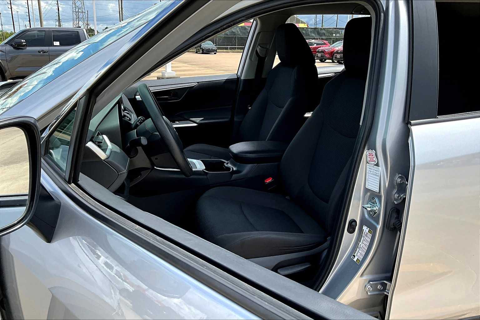 2024 Toyota RAV4 LE photo 7