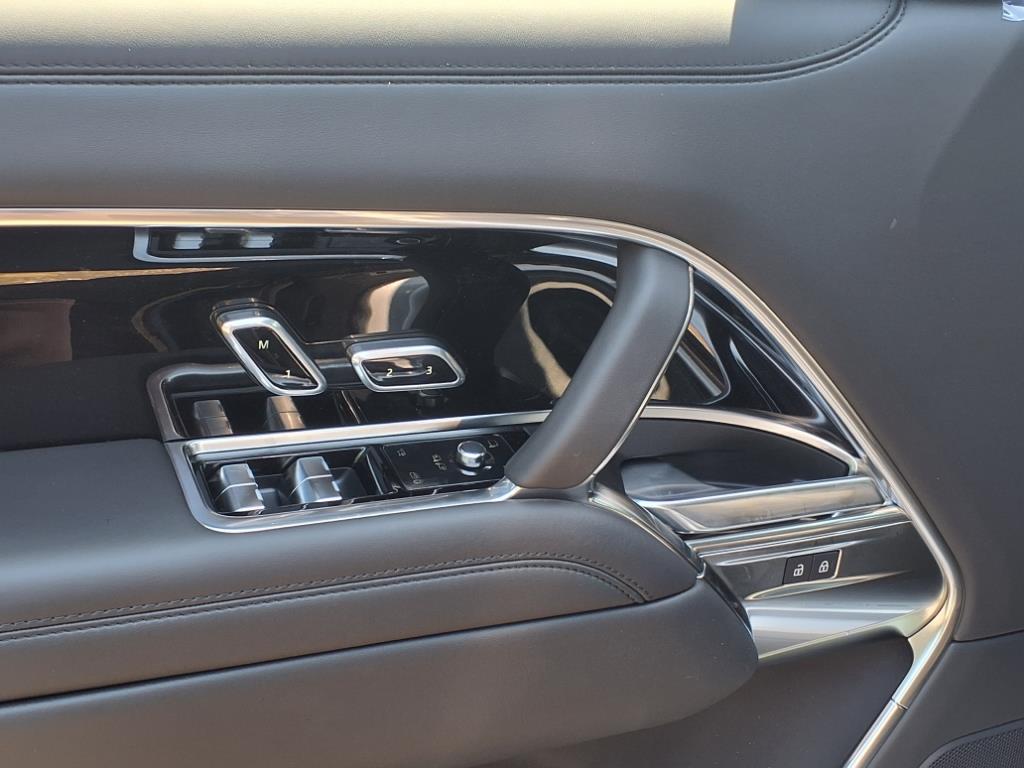 2025 Land Rover Range Rover SE photo 10
