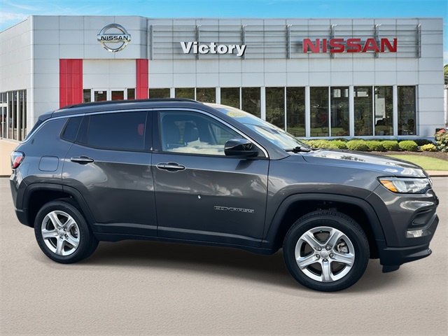 2023 Jeep Compass Latitude photo 2