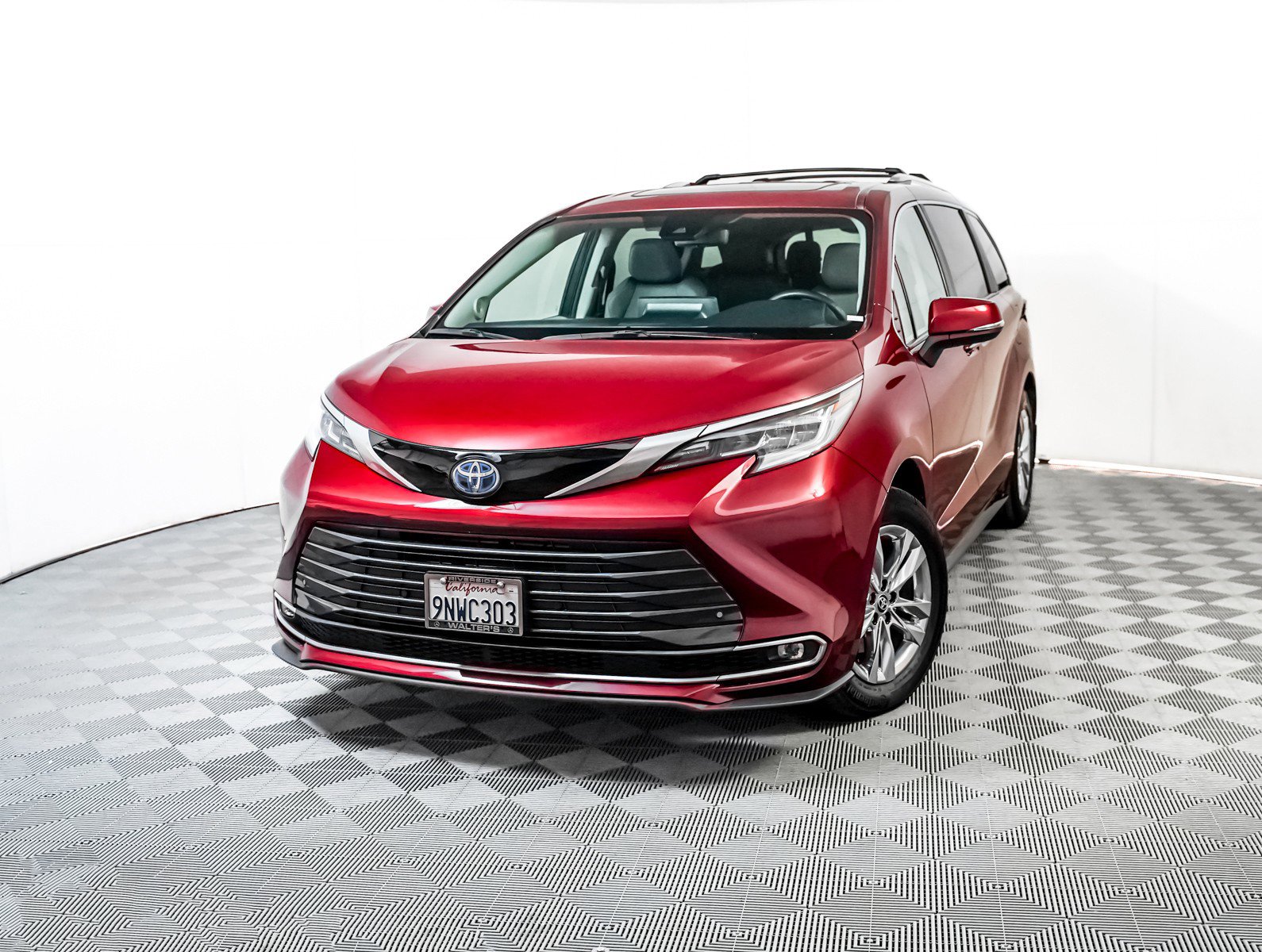 2024 Toyota Sienna Limited's photo