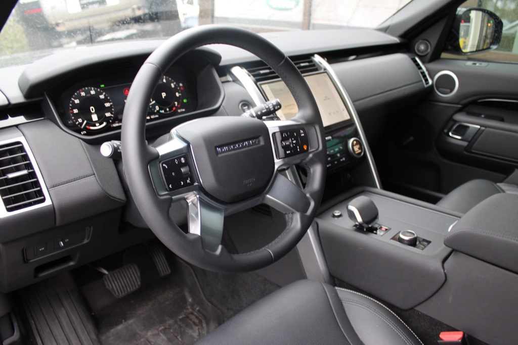 2025 Land Rover Discovery P300 S photo 2