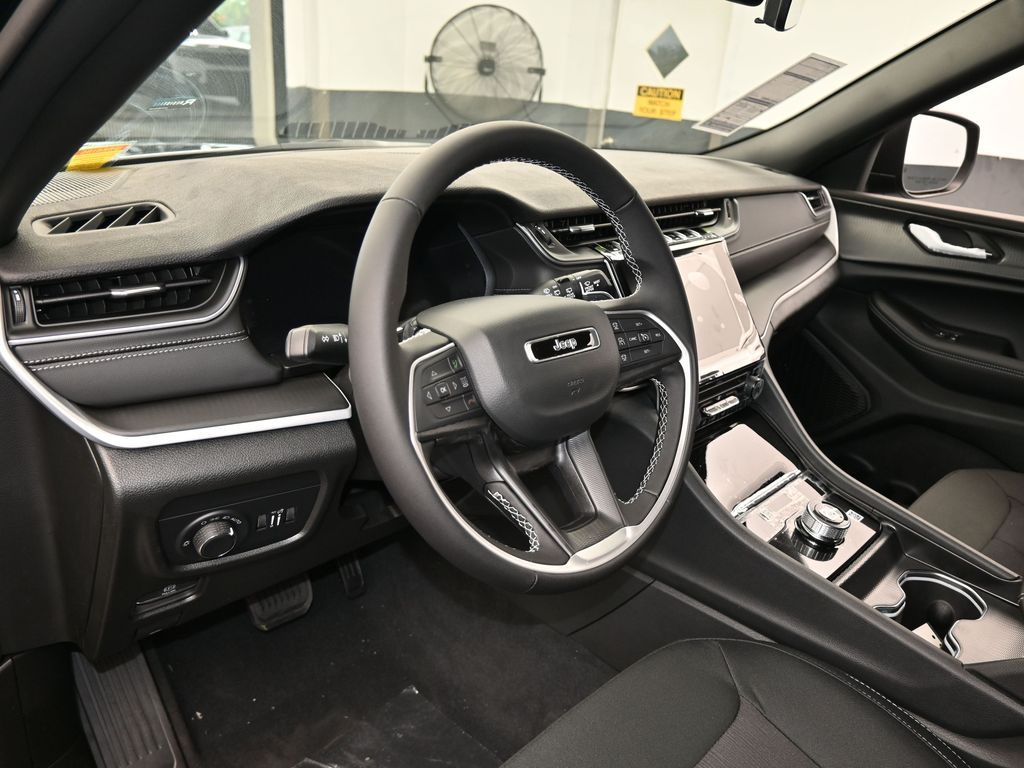 2025 Jeep Grand Cherokee Laredo photo 2