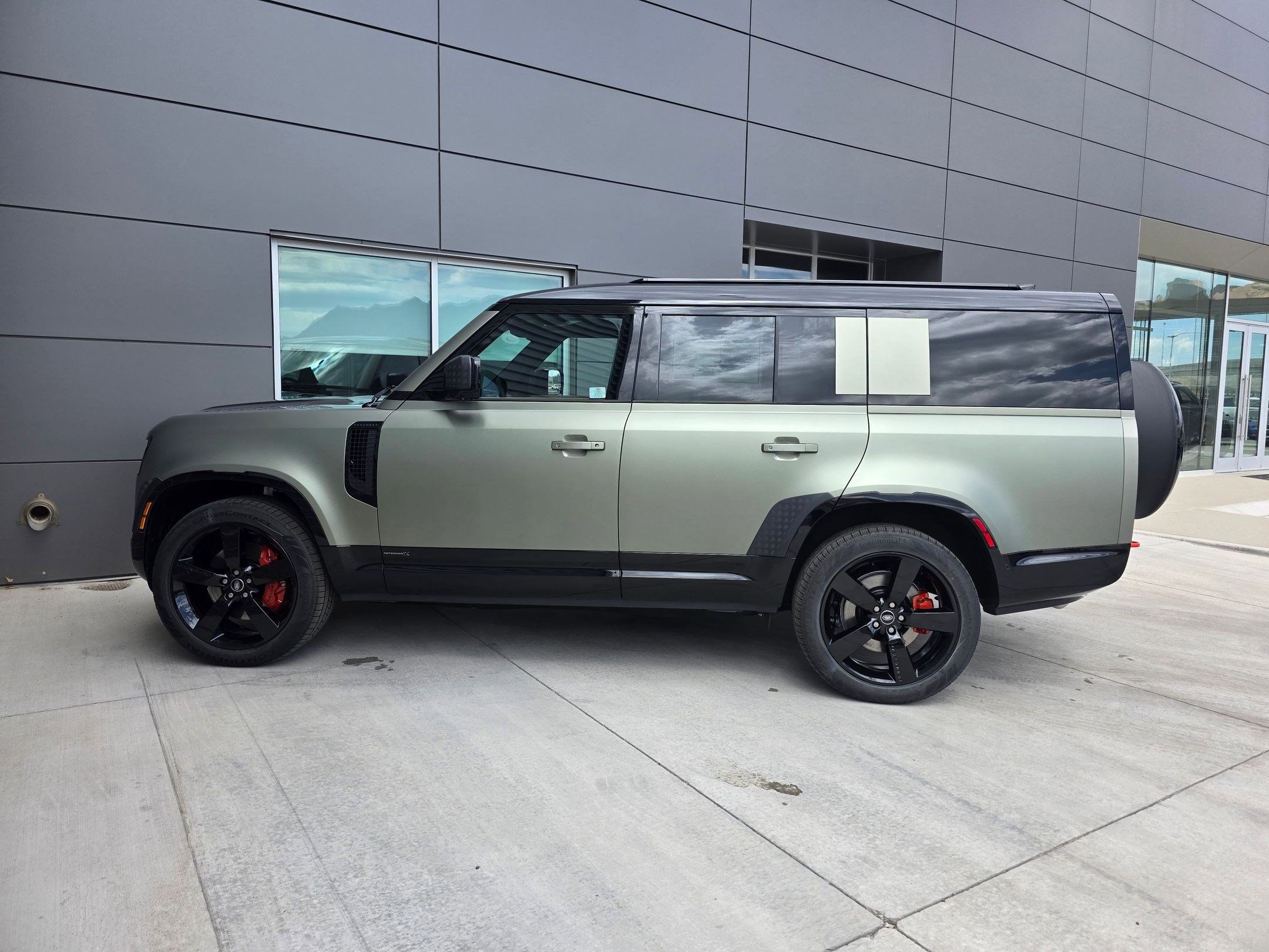 2025 Land Rover Defender 130 X photo 8