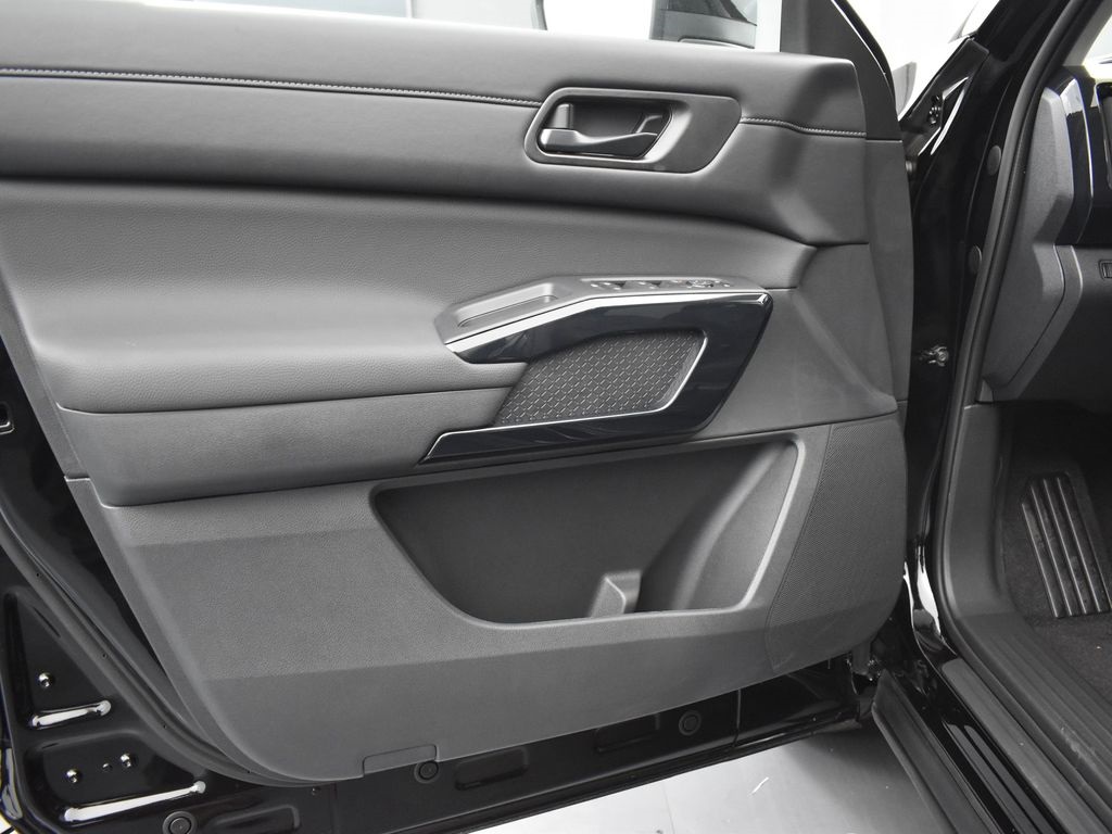 2025 Nissan Pathfinder S photo 25
