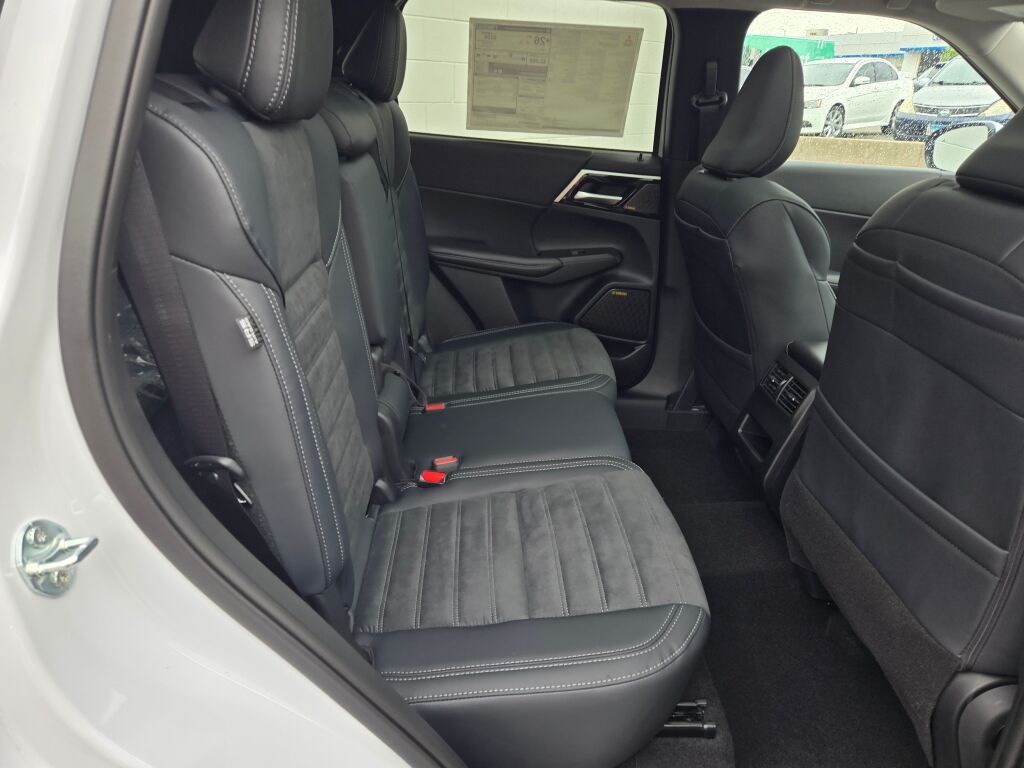 2025 Mitsubishi Outlander SE photo 7