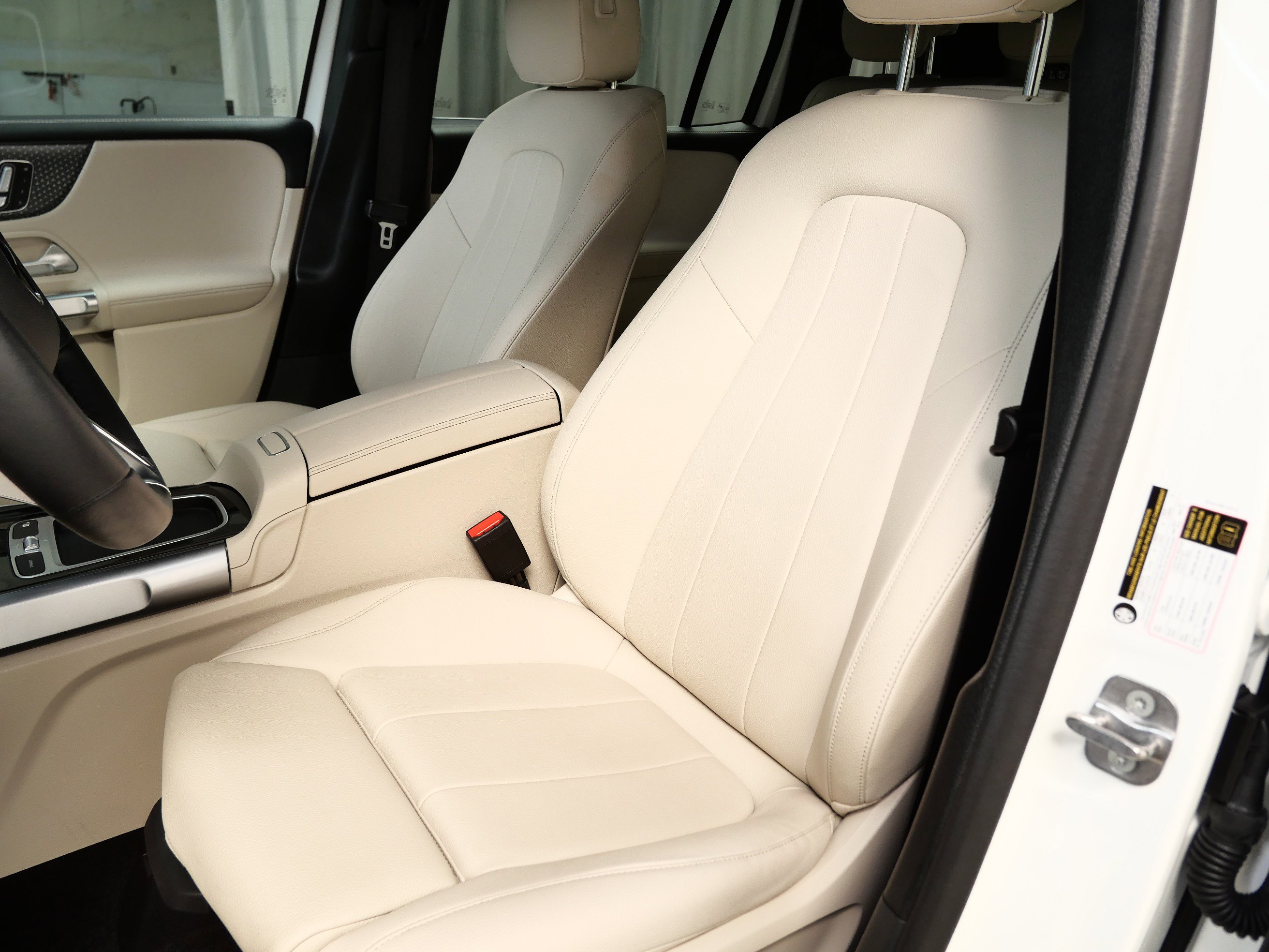 2025 Mercedes Benz GLB 250 4MATIC photo 2