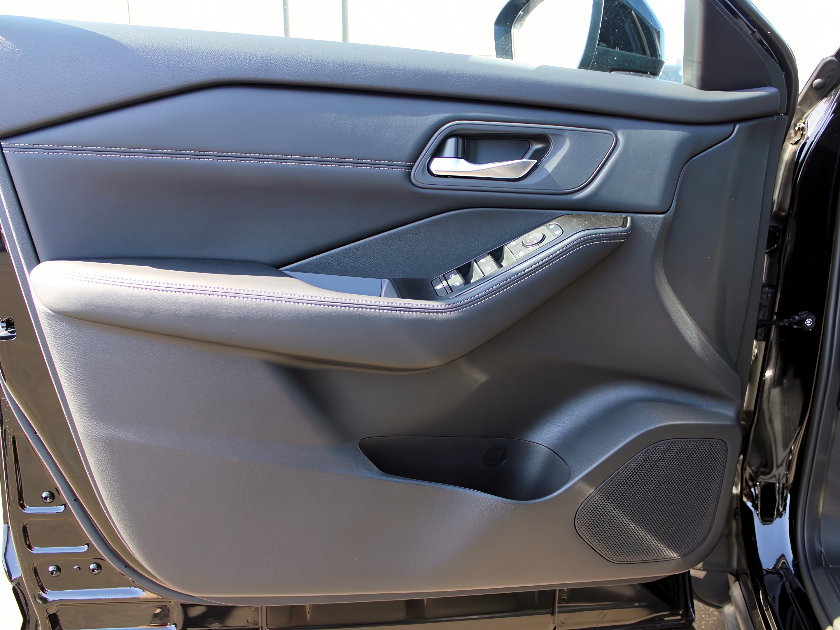 2025 Nissan Rogue SV photo 11