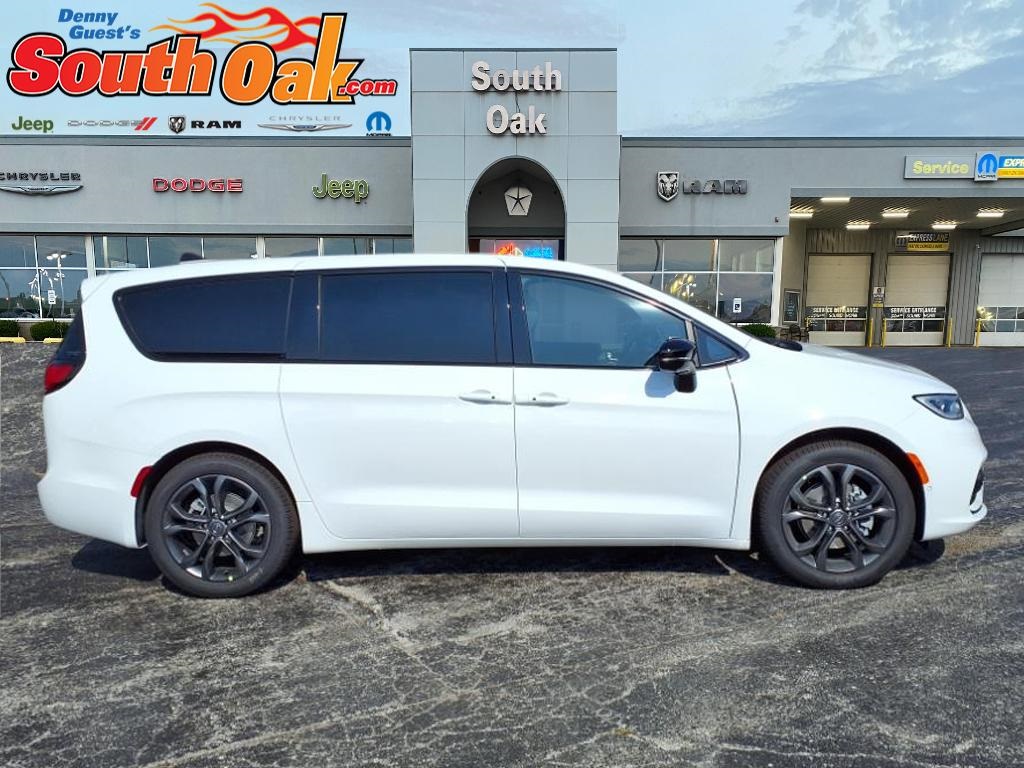 2026 Chrysler Pacifica photo 2