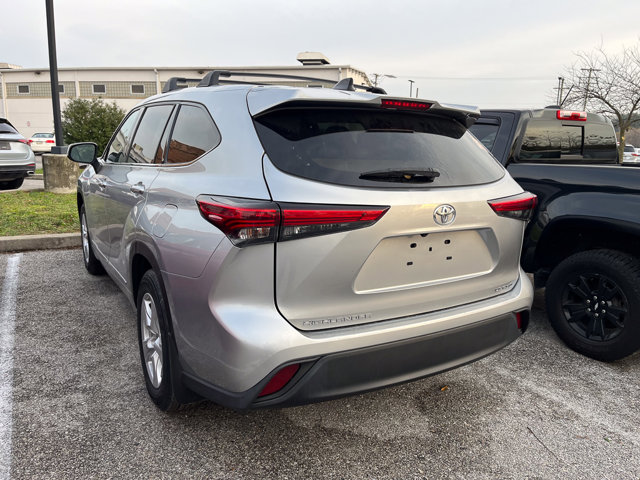 2022 Toyota Highlander LE photo 3