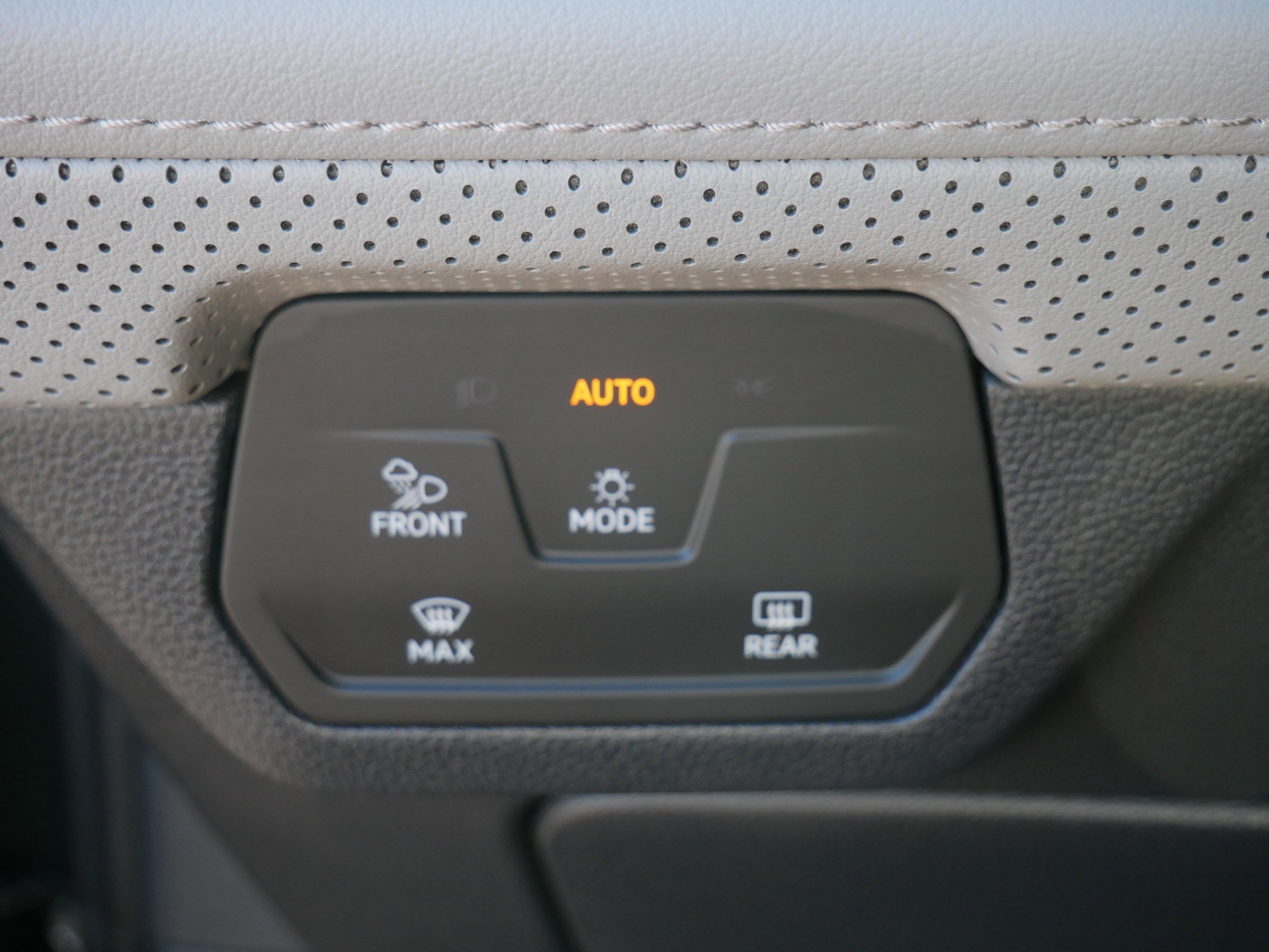 2025 Volkswagen Atlas Peak Edition photo 22