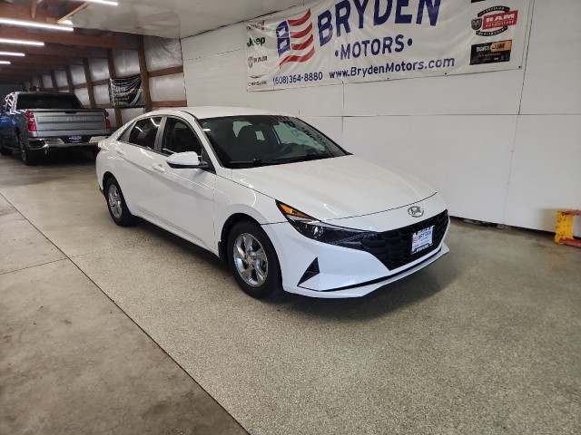 Used 2022 Hyundai Elantra SE with VIN 5NPLL4AG9NH063115 for sale in Beloit, WI