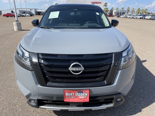2022 Nissan Pathfinder Platinum photo 2