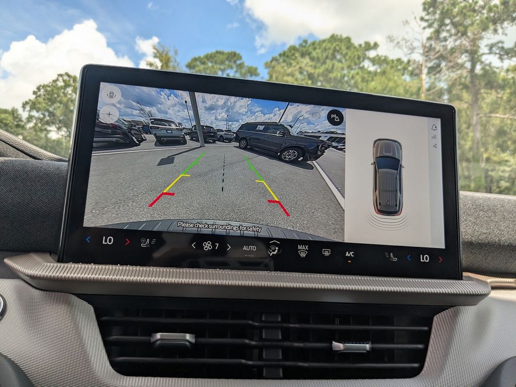 2025 Ford Explorer photo 22