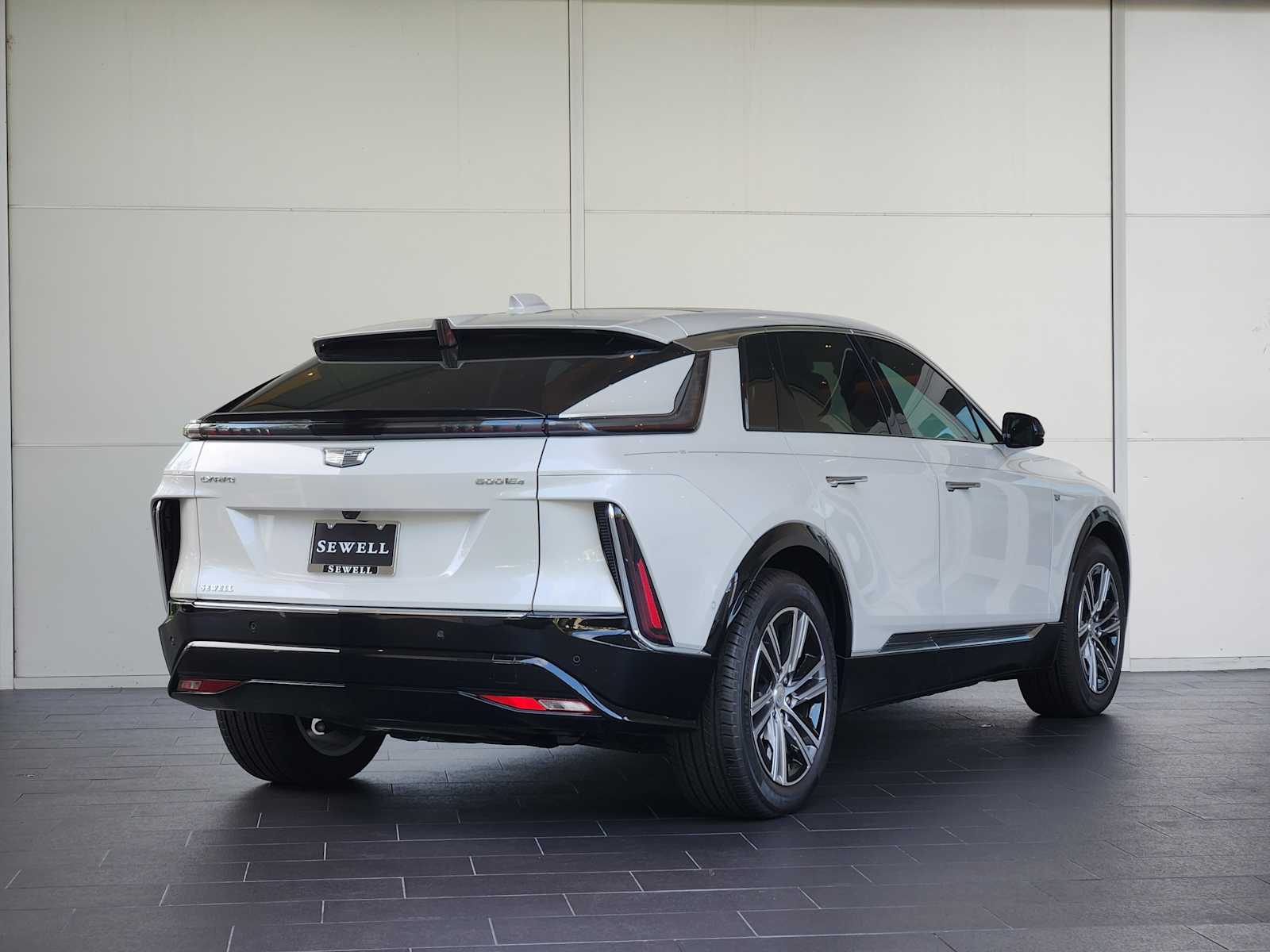 2025 Cadillac Lyriq Luxury photo 3