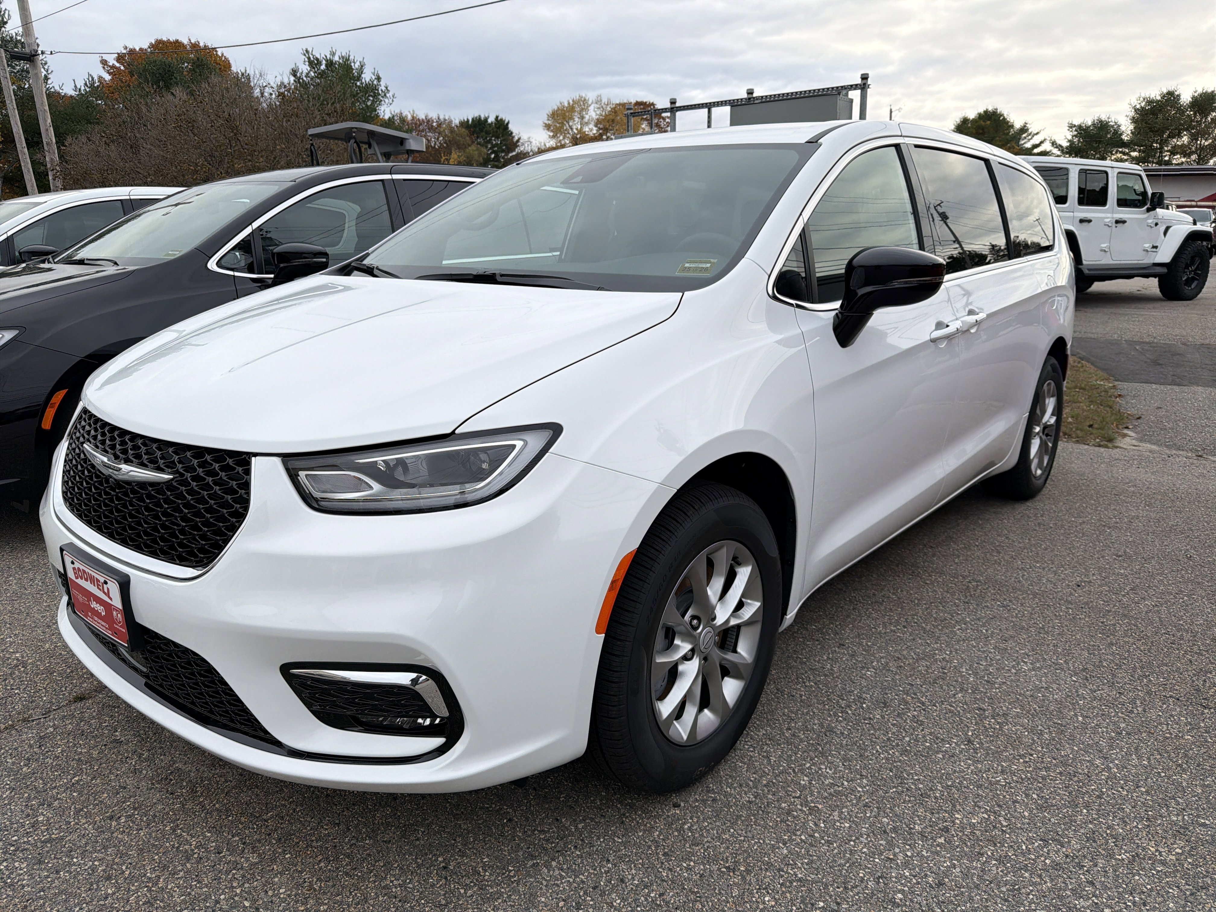 2026 Chrysler Pacifica Select's photo