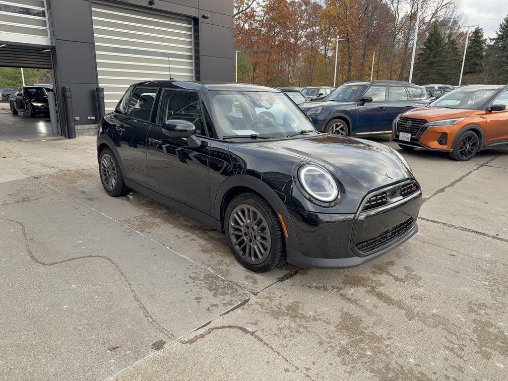 2025 Mini Cooper 4 Door Hardtop Signature photo 2